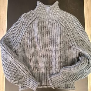 Warm and cosy H&M turtleneck in a greyish blue colour, worn once